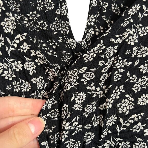 Hollister floral pattern faux wrap dress. Size medium - Picture 8 of 13